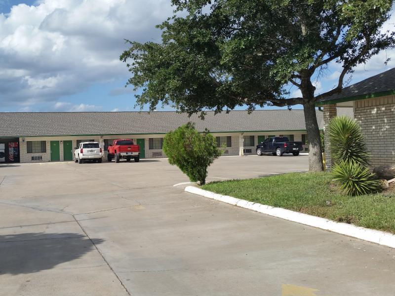 Garden Inn & Suites Hebbronville Exterior photo