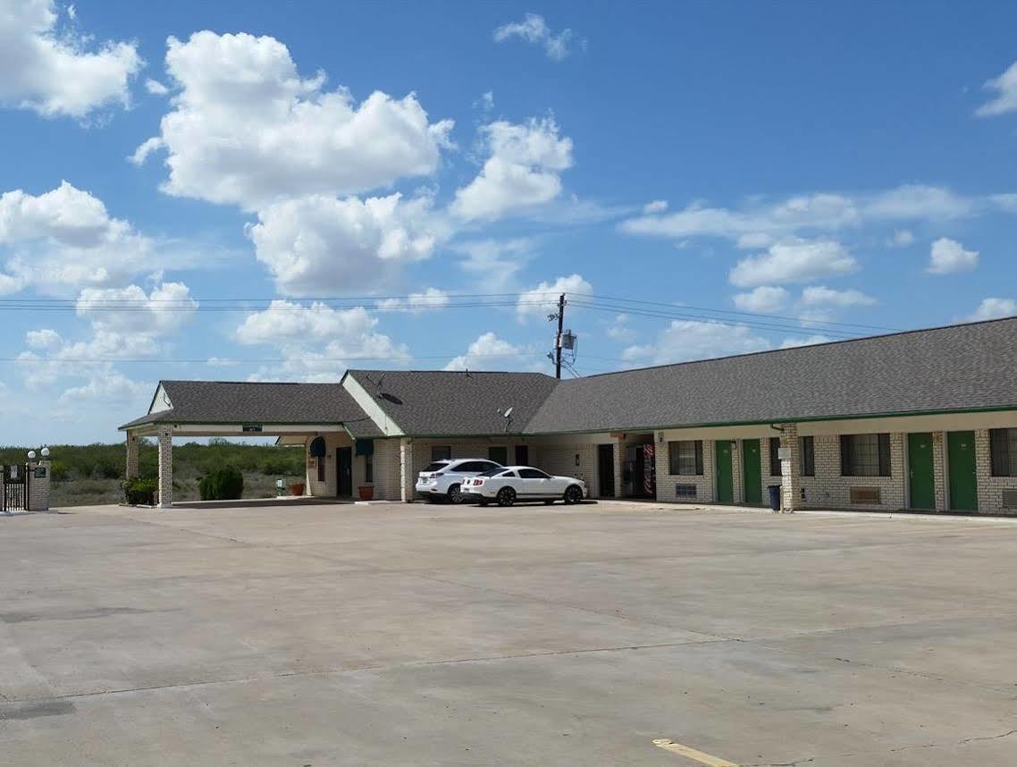 Garden Inn & Suites Hebbronville Exterior photo